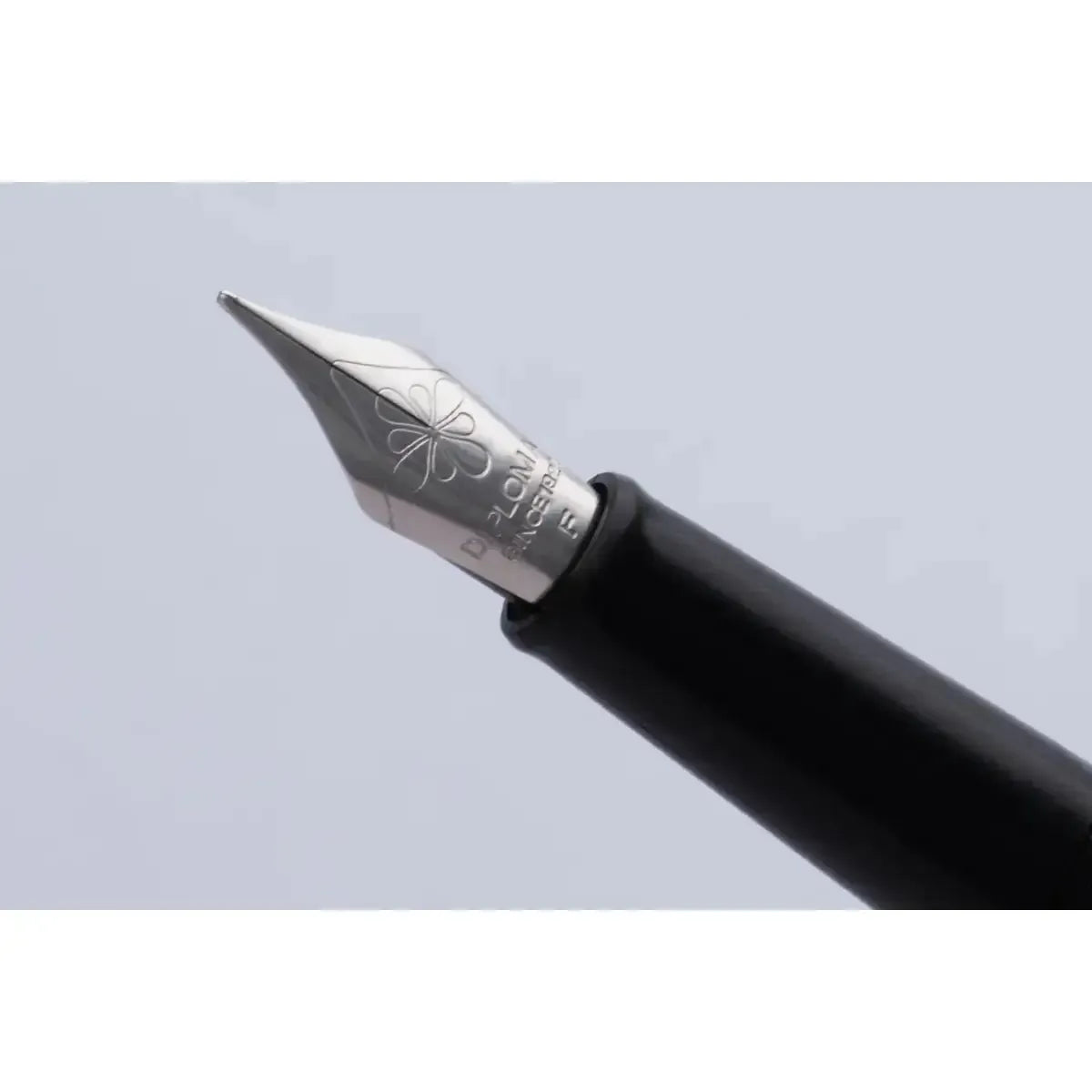 DPM Traveller Snow White Stylo Plume-Stylo Plume-Diplomat-Papeterie du Dôme