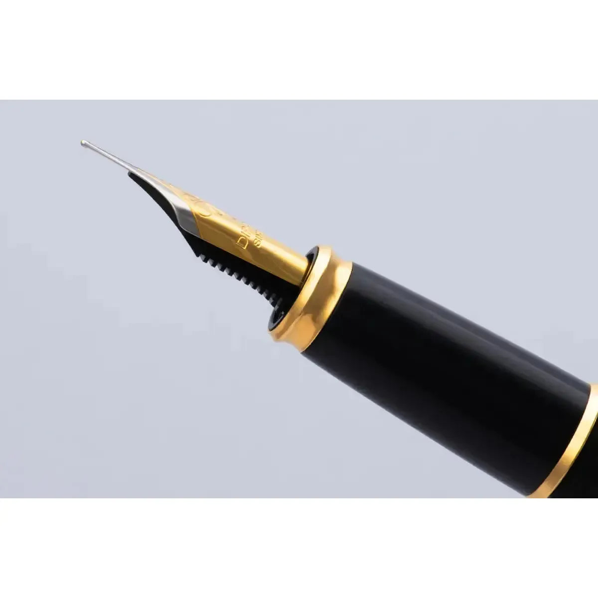 DPM Excellence A2 Laqué Noir Doré Stylo Plume-Stylo Plume-Diplomat-Papeterie du Dôme