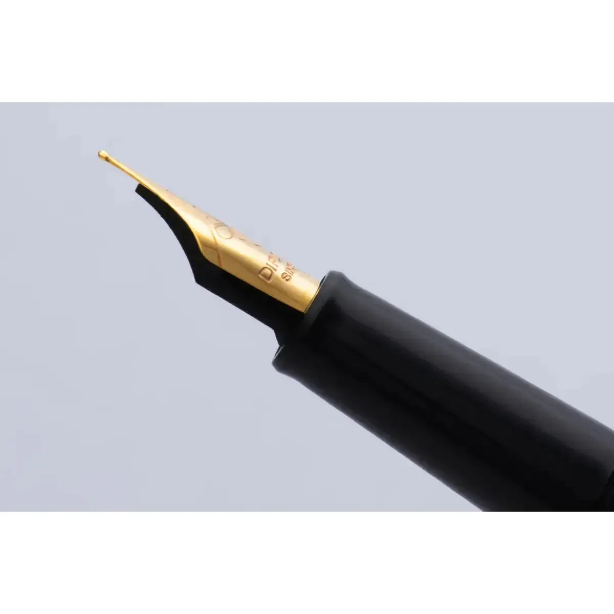 DPM Traveller Dark Red Doré Stylo Plume-Stylo Plume-Diplomat-Papeterie du Dôme